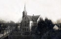 2 eglise protestante dans les annees 50 avec les grands sapins